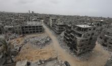 منظر للدمار الذي لحق بالمباني والشوارع مع استمرار أعمال إزالة الأنقاض والتنظيف بعد انسحاب إسرائيل من خان يونس بغزة في 26 أبريل 2024. تصوير: عمر اشتياوي