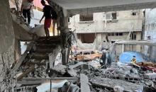 مواطنون يتفقدون آثار قصف الاحتلال على منازل في رفح.