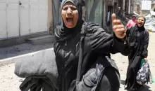 فلسطينية تصرخ عقب غارة إسرائيلية على مدينة غزة يوم الجمعة (رويترز).webp
