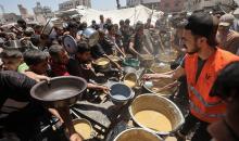 يحاولو الحصول على الطعام شمال قطاع غزة