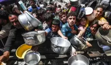 فلسطينيين أمام أحد التكايا شمال قطاع غزة.webp