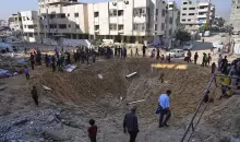 موقع غارة إسرائيلية على مدينة غزة اليوم السبت (أ.ب).webp