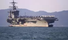 مقاتلة «إف - 18» على سطح حاملة الطائرات «كارل فينسون» خلال رسوها قبالة دانانغ في 5 مارس 2018 (أ.ف.ب).webp