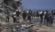 غزيون يحملون ما تيسر من مساعدات غذائية.webp