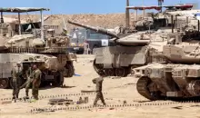 جنود ودبابات بجنوب إسرائيل قرب الحدود مع قطاع غزة.webp