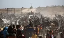 فلسطينيون يحملون مواد إغاثة.webp