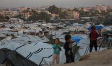 منظر عام للمنطقة حيث تواجه الأسر الفلسطينية النازحة التي تعيش في خيام مؤقتة بالقرب من مدينة الزوايدة في وسط قطاع غزة