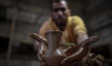 يعمل حرفيو الفخار الفلسطينيون في ورشتهم الصغيرة، حيث يُنتجون أدوات منزلية وأدوات مائدة باستخدام (17).jpg