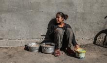 فلسطينيون في مخيم النصيرات وسط قطاع غزة يتلقون وجبات ساخنة من جمعية خيرية للنازحين