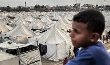 النازحون الفلسطينيون يكافحون للتكيف مع ظروف معيشية قاسية ونقص حاد في الخدمات الأساسية (4).jpg