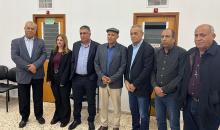 جمال زحالقة ونيفين أبو رحمون ومحمد بركة مع عدد من أصحاب حق الاقتراع (عرب 48).jpg