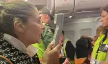 السفيرة الفلسطينية لدى جنوب أفريقيا حنان جرار في الطائرة متحدثة للركاب (الجزيرة).webp