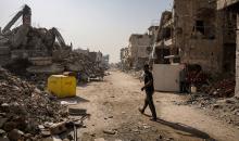 عائلات فلسطينية تتجه نحو مناطق تعتبرها أكثر أمانًا حاملة معها كل ما تستطيع حمله من أمتعة بعد أن وسع الجيش الإسرائيلي ما يسمى