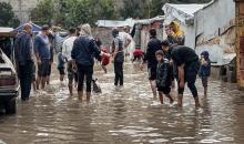 أغرقت الأمطار الغزيرة العديد من خيام النازحين الفلسطينيين في مخيم النصيرات، وسط قطاع غزة (17).jpg