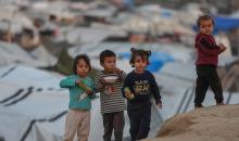 منظر عام للمنطقة حيث تواجه الأسر الفلسطينية النازحة التي تعيش في خيام مؤقتة بالقرب من مدينة الزوايدة في وسط قطاع غزة