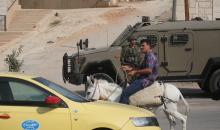 فلسطينيون يتفقدون مسجدًا في بلدة دير استيا بالضفة الغربية بعد أن أضرم فيه مستوطنون إسرائيليون النار، وفقًا لسكان محليين