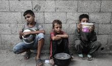 طوابير طويلة للحصول على وجبات ساخنة توزعها جمعيات خيرية في مخيم النصيرات.jpg