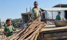 يُعيد فلسطينيون تدوير قضبان معدنية مُنتشلة من المباني المُدمرة في قطاع غزة، ٢٣ نوفمبر/ تشرين الثاني ٢٠٢٥