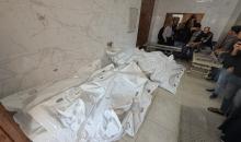 اللجنة الدولية للصليب الأحمر، تحمل جثامين 15 فلسطينيًا، تصل إلى مستشفى ناصر في خان يونس، غزة، في 26 نوفمبر/تشرين الثاني 2025