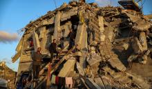 عائلة محمد حلاوة الفلسطينية تستأنف حياتها وسط ركام منزلها المدمر في جباليا.jpg