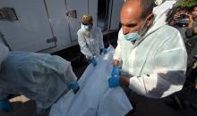 اللجنة الدولية للصليب الأحمر، تحمل جثامين 15 فلسطينيًا، تصل إلى مستشفى ناصر في خان يونس، غزة، في 26 نوفمبرتشرين الثاني 2025.jpg