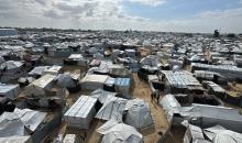 يواجه النازحون الفلسطينيون صعوبات بالغة فيما يتعلق بالمأوى والحماية في المنطقة مع تفاقم الظروف الشتوية في منطقة المواصي غرب خان يونس جنوب قطاع غزة