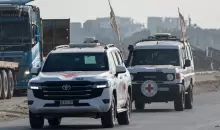 سيارات الصليب الأحمر تنقل رفات الضابط الإسرائيلي هدار غولدن في دير البلح بوسط قطاع غزة يوم الأحد (رويترز).webp