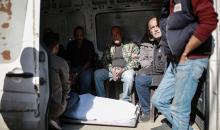 أقارب الفلسطينيين الذين فقدوا أرواحهم بعد الهجمات الإسرائيلية، ينعون خلال مراسم الجنازة التي أقيمت في مستشفى الشفاء في مدينة غزة، في 23 نوفمبر/تشرين الثاني 2025