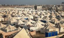 يكافح الفلسطينيون الذين دُمرت منازلهم جراء الهجمات الإسرائيلية للبقاء على قيد الحياة في خيام مؤقتة شُيّدت فوق الأنقاض في منطقة المغراقة وسط غزة