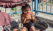 امرأة فلسطينية تأوي مع أطفالها داخل مدرسة مدمرة قرب خط التماس الخط الأصفر شرق خان يونس (7).jpg