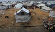 منظر لخيام النازحين في ميناء غزة بعد أن غمرتها مياه الأمطار، مخلفةً بركًا من الماء والطين في أنحاء مدينة غزة، 14 نوفمبر/تشرين الثاني 2025