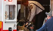 رجل يرتدي زيا عسكريا يرقد على نقالة داخل سيارة إسعاف بعد هجوم قرب البيت الأبيض وسط العاصمة واشنطن (الفرنسية).webp