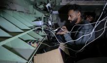 الشاب الفلسطيني يحيى خزيق من سكان غزة، يُعيد استخدام مدرعة إسرائيلية مهجورة (4).jpg