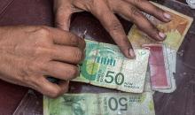 الفلسطينية منال السعيداني تُصلح أوراقًا نقدية قديمة ومهترئة في ظل نفاد العملة الصعبة في قطاع غزة (16).jpg