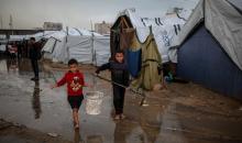 يعاني الفلسطينيون الذين دمرت منازلهم جراء الهجمات الإسرائيلية من سوء.jpg