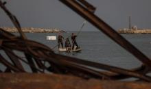 يحاول الصيادون الفلسطينيون في ميناء غزة كسب رزقهم من خلال رمي شباكهم، رغم الأضرار التي لحقت بمعداتهم جراء الهجمات على مدينة غزة