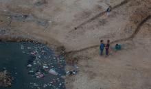 منظر عام للمنطقة حيث تواجه الأسر الفلسطينية النازحة التي تعيش في خيام مؤقتة بالقرب من مدينة الزوايدة في وسط قطاع غزة