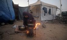 يعيش النازحون الفلسطينيون حياتهم اليومية في مخيم البريج للاجئين وسط غزة