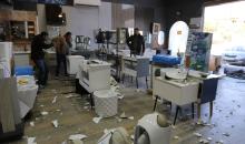 يتفقد الفلسطيني محمد مرقة متجره المتضرر بعد أن هاجمته مجموعة من المستوط (8).JPG