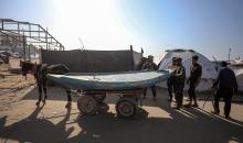 حرفيون يُصلحون قوارب الصيد في ورشة بميناء غزة البحري (11).jpg