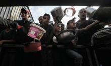 طوابير طويلة للحصول على وجبات ساخنة توزعها جمعيات خيرية في مخيم النصيرات (15).jpg