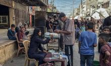 الفلسطينية منال السعيداني تُصلح أوراقًا نقدية قديمة ومهترئة في ظل نفاد العملة الصعبة في قطاع غزة (13).jpg