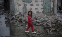 يكافح الفلسطينيون في مخيم الشاطئ للاجئين، حيث دمرت منازلهم جراء القصف الإسرائيلي المكثف طوال الحرب، من أجل إعادة بناء حياتهم في غزة في 24 نوفمبر/تشرين الثاني 2025