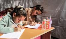 أطفال فلسطينيون نازحون يحضرون درسًا داخل خيمة تُستخدم كفصل دراسي مؤقت في ملجأ بدير البلح (16).jpg