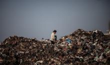 يبحث أطفال فلسطينيون في مخيم المغازي للاجئين يوميًا بين الأنقاض والقمامة عن بقايا الطعام وقطع الكرتون والبلاستيك والخشب لمساعدة عائلاتهم في الطهي في ظل انقطاع غاز الطهي عن غزة لفترة طويلة بسبب الحرب (7).jpg