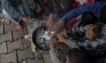 مسنان يعتنيان بـ 36 حفيدًا بعد أن فقدا خمسة من أبنائهما خلال الحرب الإسرائيلية على قطاع غزة (27).jpg