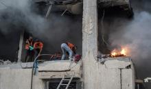 أفراد الدفاع المدني يبحثون في منزل محترق استهدفه غارات جوية إسرائيلية في مدينة غزة، في 22 نوفمبرتشرين الثاني 2025 (4).jpg