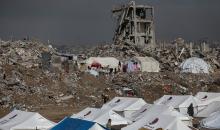 منظر عام لخيام النازحين وسط الدمار في حي الزيتون، جنوب شرق مدينة غزة، 17 نوفمبر/تشرين الثاني 2025