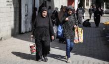 فلسطينيون في مخيم النصيرات وسط قطاع غزة يتلقون وجبات ساخنة من جمعية خيرية للنازحين