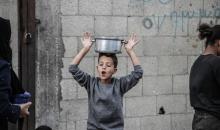 فلسطينيون في مخيم النصيرات وسط قطاع غزة يتلقون وجبات ساخنة من جمعية خيرية للنازحين